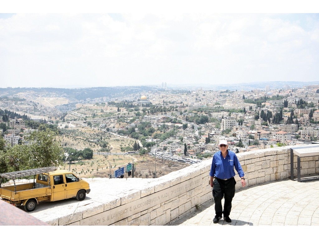 The first bus drive to mount Scopus in 1967