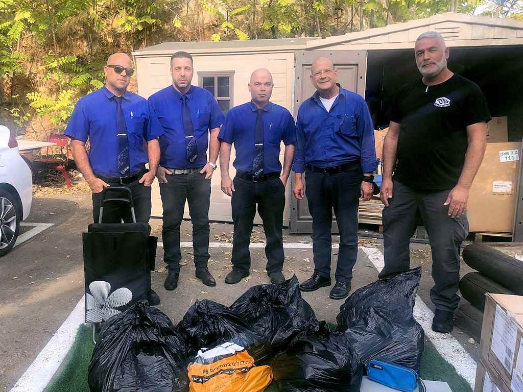 עובדי סניף נווה שאנן תרמו בגדים למעון חירום לנשים