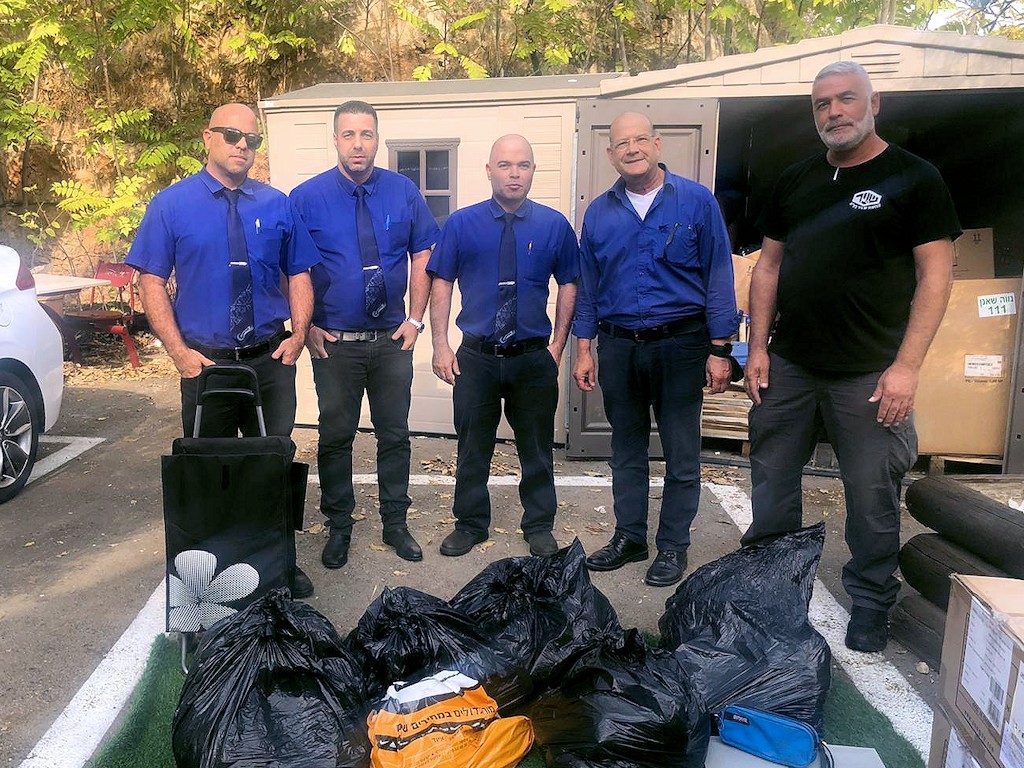 עובדי סניף נווה שאנן תרמו בגדים למעון חירום לנשים
