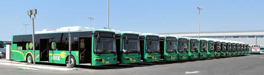 האוטובוסים החשמליים בעמדות ההטענה שלהם