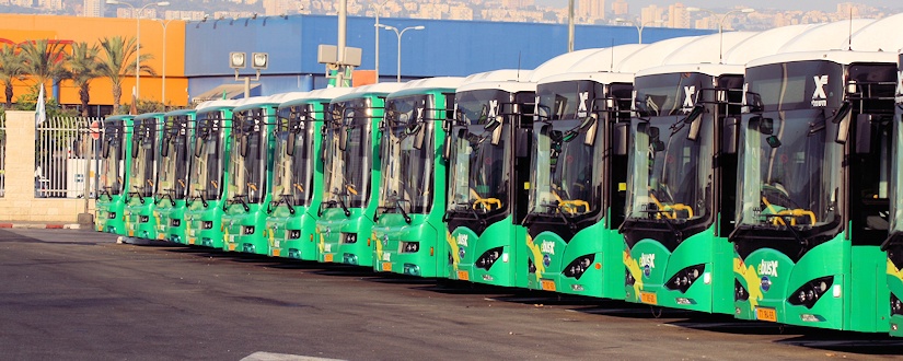 בצילום האוטובוסים החשמליים בעמדות הטעינה
