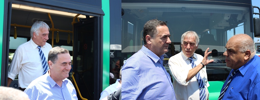 מימין אבי פרידמן ויוסי כהן מסבירים לשר כץ כיצד פועל האוטובוס החשמלי. משמאל שר התחבורה כץ ויור אגד אבי פרידמן יורדים מהאוטובוס החשמלי בתום נסיעת התנסות